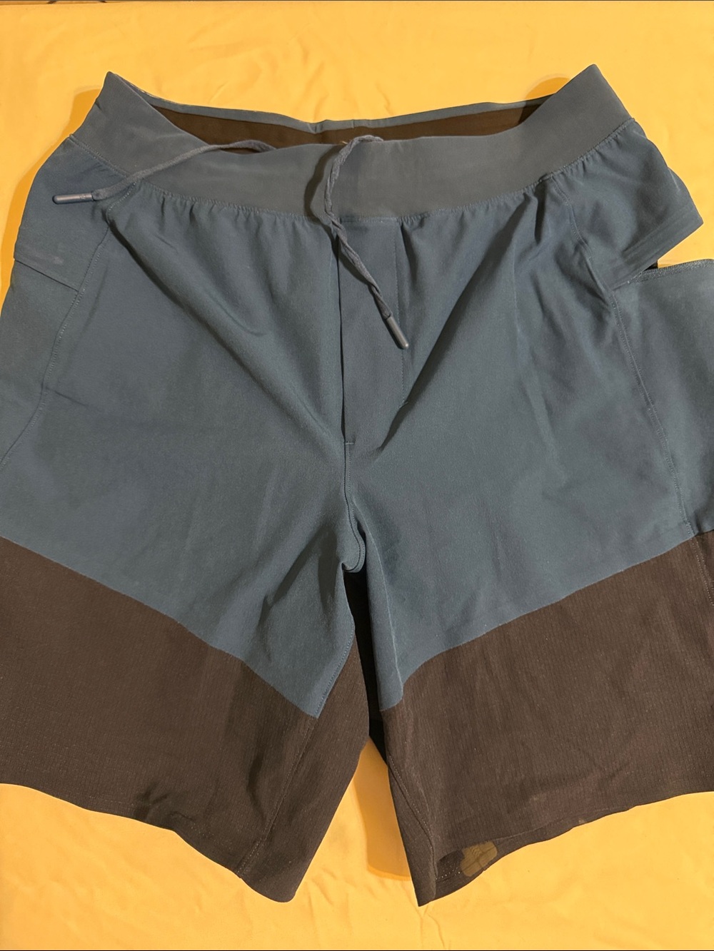 lululemon athletica men's two-tone blue and black shorts size small
